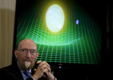 Tiến sĩ Kip Thorne tham gia cuộc họp báo thảo luận về việc phát hiện ra sóng hấp dẫn.