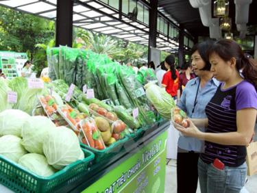 Người tiêu dùng lựa chọn sản phẩm theo tiêu chuẩn VietGap.