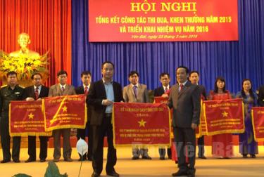 Đồng chí Hoàng Xuân Nguyên - Phó chủ tịch UBND tỉnh (bên phải) trao cờ thi đua đơn vị xuất sắc trong phong trào thi đua năm 2015 cho Công ty Xổ số kiến thiết Yên Bái.