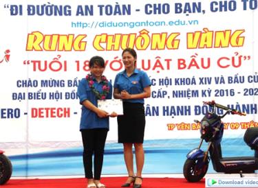 Em Hoàng Thuý Ngân - học sinh lớp 12 chuyên Văn đã xuất sắc vượt qua 44 bạn cùng thi để rung chuông vàng