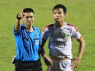 Trọng tài Hà Anh Chiến nhiều khả năng sẽ không còn xuất hiện ở V-League 2016. (Ảnh: TTXVN)