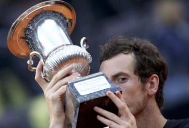 Andy Murray và chiếc Cúp vô địch Giải quần vợt Ý mở rộng 2016.