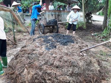 Người dân xã Bạch Hà, huyện Yên Bình ủ phân hữu cơ vi sinh bằng chế phẩm sinh học EMIC.