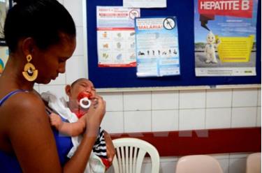 Một trẻ nhỏ bị mắc bệnh teo não do virus Zika ở Brazil.