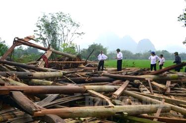 Đầu tháng Tư, giông lốc đã từng làm sập đổ, tốc mái 76 nhà dân ở Lục Yên. Ảnh minh họa