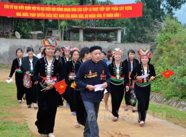 Cử tri dân tộc Khơ Mú xã Nghĩa Sơn (Văn Chấn) nô nức đi bầu cử.
(Ảnh: Phan Tuấn - Đài TT-TH Văn Chấn)
