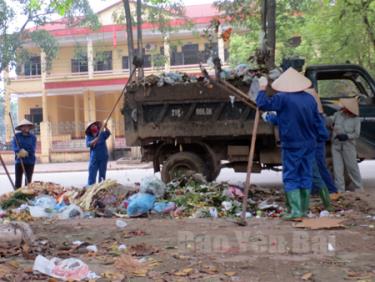 Rác được thu gom vận chuyển bằng xe ben, không hợp tiêu chuẩn môi trường tại Lục Yên.