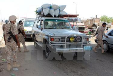 Lực lượng an ninh Yemen gác tại một trạm kiểm soát tại thành phố Aden, miền nam Yemen ngày 16/5.