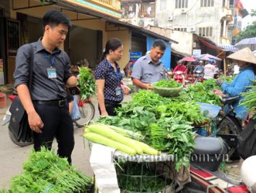 Cán bộ Chi cục Quản lý chất lượng nông lâm và thủy sản Yên Bái kiểm tra đánh giá điều kiện bảo đảm chất lượng tại các cơ sở kinh doanh rau.