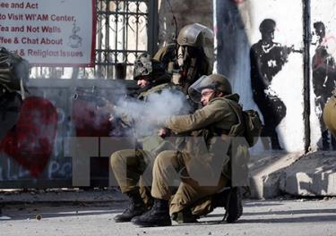 Binh sỹ Israel bắn đạn cao su và hơi cay vào người biểu tình bạo động Palestine ở thành phố Bethlehem, Khu Bờ Tây ngày 18/12/2015.