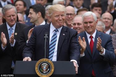 Tổng thống Donald Trump đã có buổi lễ ăn mừng chiến thắng tại Vườn Hồng cùng các lãnh đạo Hạ viện của đảng Cộng hòa ngày 4/5.