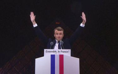 Ông Emmanuel Macron tuyên bố chiến thắng trước những người ủng hộ.