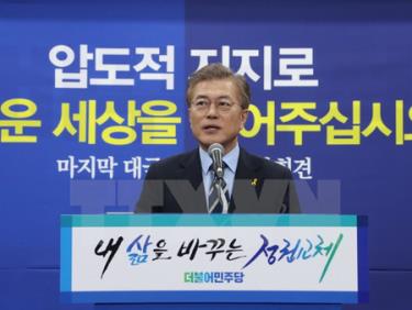 Ứng cử viên Moon Jae-In tại cuộc họp báo ở Seoul.