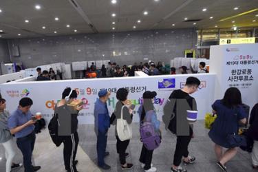 Cử tri Hàn Quốc bỏ phiếu bầu Tổng thống tại điểm bầu cử ở Seoul ngày 4/5.