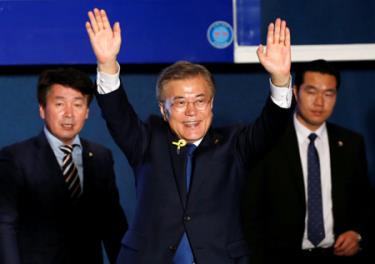 Ông Moon Jae In tuyên bố chiến thắng tại Seoul tối 9-5.