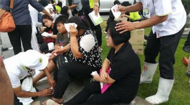 Người dân đang được sơ cứu tại hiện trường sau vụ nổ ở trung tâm mua sắm Big C tại Pattani, Thái Lan.