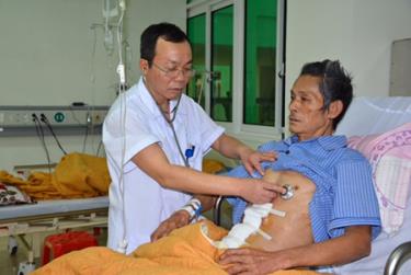 Bác sỹ Khoa Hồi sức cấp cứu tích cực Bệnh viện Đa khoa link vào dafabet kiểm tra tình trạng bệnh nhân sau phẫu thuật.