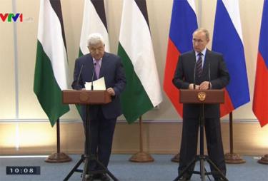 Tổng thống Palestine Mahmoud Abbas (trái) và Tổng thống Nga Vladimir Putin (phải).
