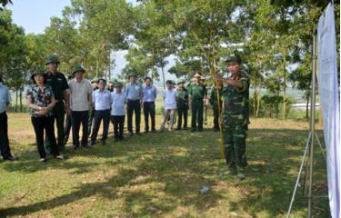 Bí thư Tỉnh ủy Phạm Thị Thanh Trà (ngoài cùng bên trái) kiểm tra công tác chuẩn bị tại thao trường và Sở chỉ huy diễn tập giả định.