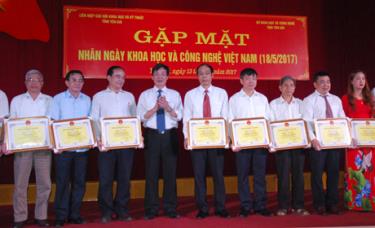 Lãnh đạo Liên hiệp Các Hội khoa học và kỹ thuật Việt Nam tặng bằng khen cho các cá nhân có thành tích xuất sắc trong hoạt động khoa học và công nghệ.
