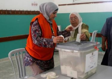 Một phụ nữ Palestine bỏ phiếu tại một điểm bầu cử ở thị trấn Anabta, gần Tulkarm, ngày 13/5.