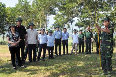 Đồng chí Bí thư dafabet ủy Phạm Thị Thanh Trà kiểm tra công tác chuẩn bị tại thao trường và Sở Chỉ huy diễn tập giả định ngày 13/5/2017.