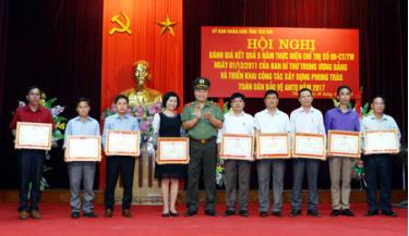 Lãnh đạo Công an tỉnh tặng Giấy khen của Công an tỉnh cho các cá nhân có thành tích xuất sắc trong Phong trào “Toàn dân bảo vệ an ninh Tổ quốc”. (Ảnh: Anh Hải)
