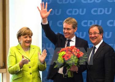 Thủ tướng Đức Angela Merkel (trái) , ứng cử viên trong cuộc bầu cử Nghị viện bang Schleswig-Holstein của đảng CDU Daniel Guenther (giữa) mừng chiến thắng tại Berlin ngày 8/5.