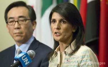 Đại sứ Mỹ tại LHQ Nikki Haley (phải) cùng Đại sứ Hàn Quốc tại LHQ Tae-yul Cho chia sẻ với báo giới sau cuộc họp khẩn về Triều Tiên.