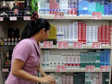 Thói quen hút thuốc của gần một nửa nam giới và 9% phụ nữ Philippines gây thiệt hại cho nền kinh tế nước này gần 4 tỷ USD mỗi năm