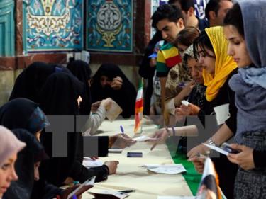 Cử tri Iran bỏ phiếu bầu Tổng thống tại điểm bầu cử ở Tehran ngày 19/5.