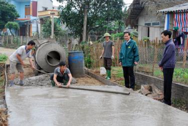 Lãnh đạo xã Yên Phú kiểm tra tiến độ bê tông hóa đường giao thông.