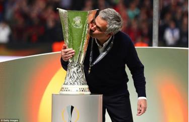 Mourinho đi vào lịch sử bóng đá.