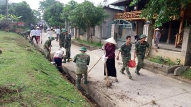 Hội viên phụ nữ thị xã Nghĩa Lộ tham gia vệ sinh môi trường cùng các chiến sỹ.
