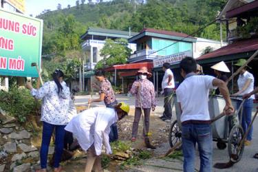 Đoàn viên công đoàn xã Phúc An thường xuyên tham gia lao động vệ sinh, giữ gìn môi trường sống xanh - sạch - đẹp.