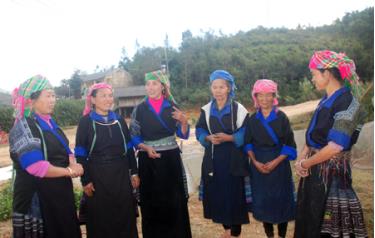 Cán bộ Hội Phụ nữ xã La Pán Tẩn tudafabet khuyến mãi truyền pháp luật cho hội viên.