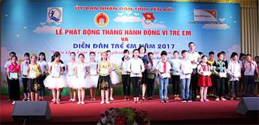 Đồng chí Dương Văn Tiến - Phó Chủ tịch UBND tỉnh (bên phải) trao đăng nhập dafabet bổng cho các em đăng nhập dafabet sinh có hoàn cảnh khó khăn.