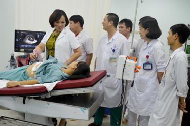 dafabet 30/5, Bác sĩ chuyên khoa II Trần Lan Anh, Giám đốc Bệnh viện Đa khoa Yên Bái trực tiếp siêu âm kiểm tra bệnh nhân trước khi xuất viện