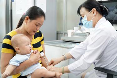 Trẻ tiêm ngừa vắcxin Quinvaxem tại Viện Pasteur Thành phố Hồ Chí Minh.