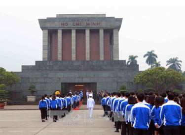 Đông đảo người dân và du khách vào Lăng viếng Chủ tịch Hồ Chí Minh.