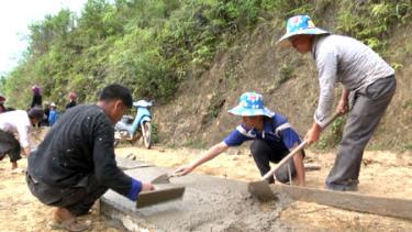 Công nhân Công ty TNHH Mạnh Trường Sơn thi công tuyến đường.
