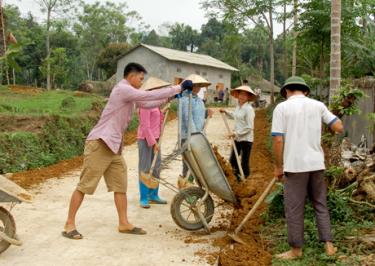 Nông dân xã Khánh Thiện tham gia kiên cố hóa đường giao thông. Ảnh MQ