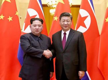 Lãnh đạo Triều Tiên Kim Jong-un (trái) và Chủ tịch Trung Quốc Tập Cận Bình.