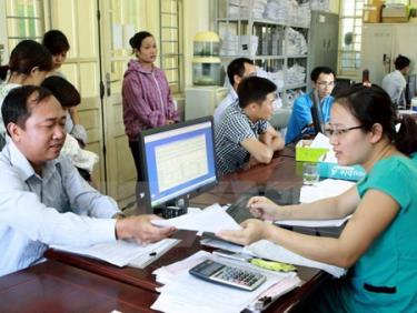 Tiếp nhận và giải quyết hồ sơ cho người tham gia bảo hiểm xã hội.