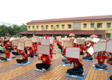 Các em học sinh Trường THCS Quang Trung tham gia nhiệt tình Hội thi Rung chuông vàng với chủ đề “Em tự hào trang sử Việt Nam”.