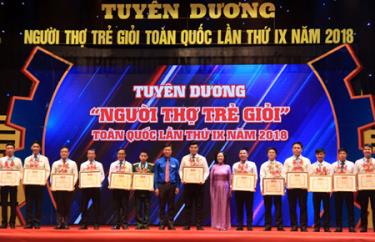 Trưởng ban Dân vận Trung ương Trương Thị Mai và Bí thư thứ Nhất Trung ương Đoàn TNCS Hồ Chí Minh Lê Quốc Phong trao giải thưởng cho các gương thợ trẻ giỏi tiêu biểu toàn quốc năm 2018.