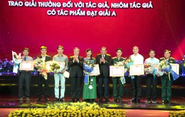 Trao giải thưởng đối với tác giả, nhóm tác giả có tác phẩm đạt giải A.