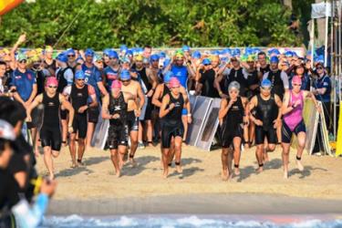 Các vận động viên xuất phát tranh tài tại Ironman 2017.