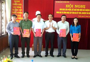 Lãnh đạo Sở Khoa học và Công nghệ bàn giao báo cáo kết quả thực hiện nhiệm vụ kết thúc năm 2017 cho các đơn vị, tổ chức chủ trì thực hiện.