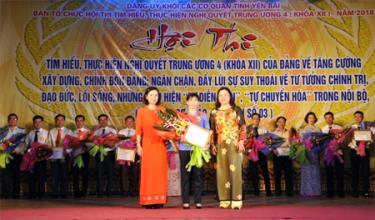 Ban Tổ chức trao giải Nhất cho thí sinh Phạm Thị Nguyệt thuộc Đảng bộ Viện Kiểm sát nhân dân tỉnh.
